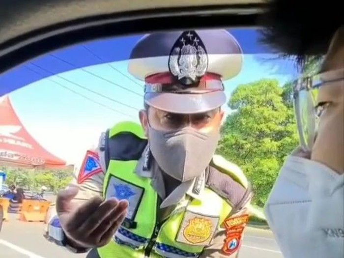 Tengah viral video seorang pengendara berdebat dengan polisi di penyekatan PPKM Darurat, Bundaran Cito. Pengendara itu berdebat sambil merekam karena tidak bisa menunjukan bukti sudah divaksin dan bebas COVID-19.