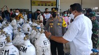 Hal ini terungkap saat Kapolres bersama Dandim Karanganyar melakukan pemantauan di PT Samator Gas Industri Surakarta yang berlokasi di Jaten, Karanganyar, Jawa Tengah, tersebut. Kepada petugas, pihak perusahaan mengaku kewalahan menghadapi lonjakan permintaan oksigen untuk keperluan medis di rumah sakit di wilayah Soloraya.