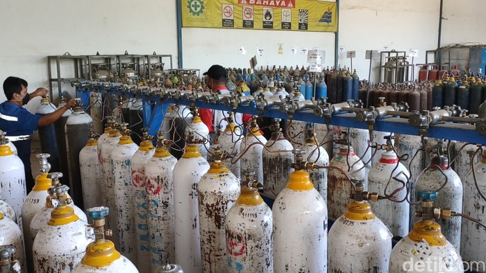 Perusahaan penyedia oksigen, PT Samator Gas Industri Surakarta, kewalahan menghadapi tingginya permintaan oksigen.