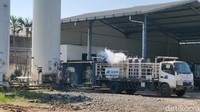 Perusahaan penyedia oksigen, PT Samator Gas Industri Surakarta, kewalahan menghadapi tingginya permintaan oksigen akibat lonjakan kasus COVID-19. Hari ini, empat dari lima driver distribusi oksigen di perusahaan tersebut tidak masuk kerja karena kelelahan akibat beban kerja yang tinggi selama sebulan terakhir.