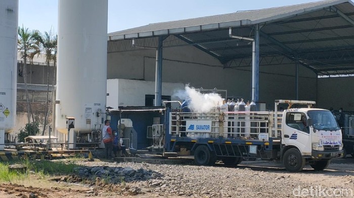Perusahaan penyedia oksigen, PT Samator Gas Industri Surakarta, kewalahan menghadapi tingginya permintaan oksigen.