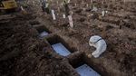 Coba Lihat Potret Tak Kenal Lelah Petugas Makam Corona