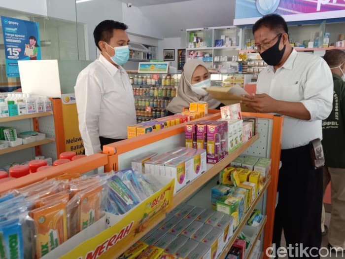 Polisi Jatim melakukan pengecekan dan pengawasan kelangkaan obat di sejumlah pedagang besar farmasi dan apotek. Pengawasan dilakukan sebagai tindaklanjut perintah Kapolri dan Kabareskrim.