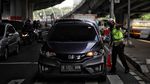 Polisi Bersenjata Jaga PPKM di Cempaka Mas