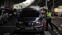 Aparat gabungan akan memeriksa kendaraan yang melintas di perempatan tersebut. Hanya orang yang bekerja di sektor esensial dan kritikal saja yang diizinkan melintas melewati titik penyekatan tersebut.