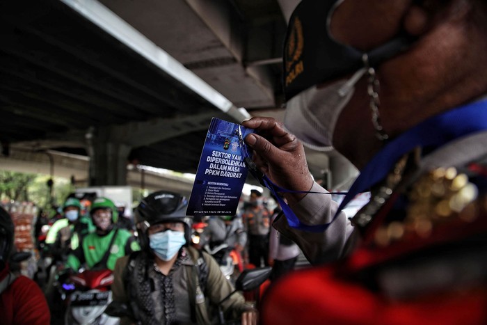 Sejumlah jalan disekat saat PPKM darurat, termasuk di perempatan Cempaka Mas, Jakpus. Selain itu, pos penyekatan itu juga dijaga aparat bersenjata.