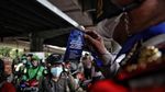 Polisi Bersenjata Jaga PPKM di Cempaka Mas