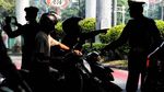 Polisi Bersenjata Jaga PPKM di Cempaka Mas