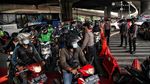 Polisi Bersenjata Jaga PPKM di Cempaka Mas