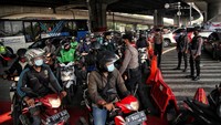 Sejumlah petugas kepolisian berjaga di perempatan  Cempaka Mas, Jakarta Pusat, Senin (5/7/2021).