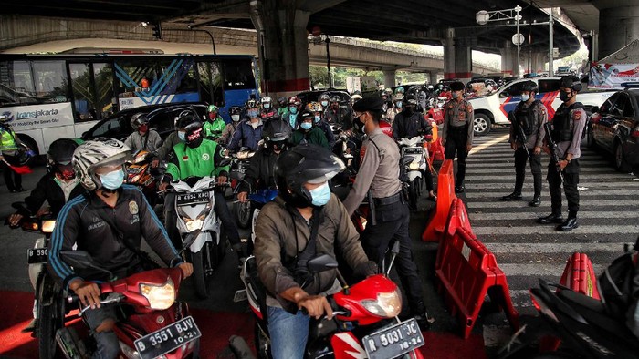 Polisi Bersenjata Jaga Pos Penyekatan Cempaka Mas Sejumlah jalan disekat saat PPKM darurat, termasuk di perempatan Cempaka Mas, Jakpus. Selain itu, pos penyekatan itu juga dijaga aparat bersenjata.