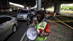 Polisi Bersenjata Jaga PPKM di Cempaka Mas
