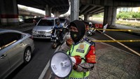 Sebagian petugas berjaga dengan membawa senjata laras panjang. 5. Petugas gabungan disiagakan untuk menyekat warga dari arah timur yaitu Cakung, Bekasi yang akan menuju ke Pasar Senen, Jakarta Pusat.