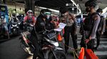 Polisi Bersenjata Jaga PPKM di Cempaka Mas