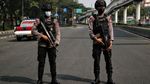 Polisi Bersenjata Jaga PPKM di Cempaka Mas