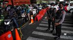 Polisi Bersenjata Jaga PPKM di Cempaka Mas