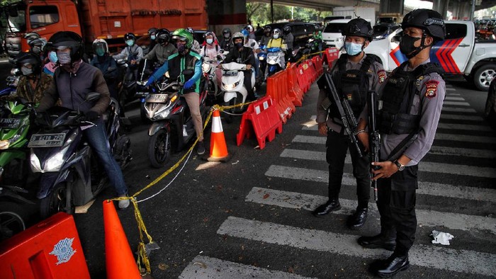 Berkutat Dengan Macet Saat Senin Pertama Ppkm Darurat