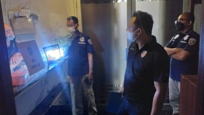 Polisi gerebek tempat spa di Bekasi karena beroperasi di masa PPKM darurat. Foto dikirim Kabid Humas Polda Metro Jaya Kombes Yusri Yunus