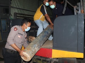 Saat Polisi Kawal Pendistiribusian Tabung Oksigen untuk Rumah Sakit di Gresik