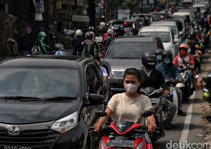 PPKM Darurat di Ibu Kota dinilai belum efektif. Mobilitas masyarakat masih tinggi ditandai dengan kemacetan yang terjadi dimana-mana.