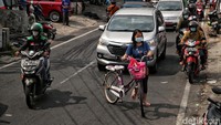 Pangdam Jaya Mayjen Mulyo Aji mengatakan, masih banyak perusahaan di Jakarta yang belum menaati aturan PPKM darurat sehingga para pekerja di sektor non-esensial masih diharuskan untuk masuk kantor.