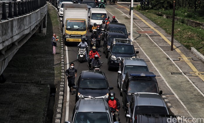PPKM Darurat di Ibu Kota dinilai belum efektif. Mobilitas masyarakat masih tinggi ditandai dengan kemacetan yang terjadi dimana-mana.
