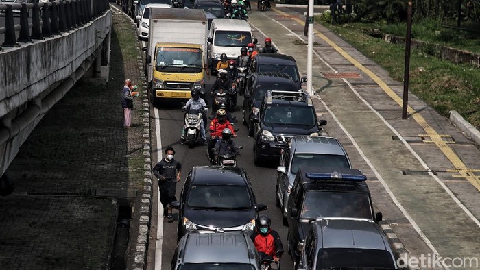 PPKM Darurat di Ibu Kota dinilai belum efektif. Mobilitas masyarakat masih tinggi ditandai dengan kemacetan yang terjadi dimana-mana.