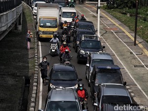 Waduh! Pintu Tol Dalam Kota Disekat, Bikin Ambulance Ikut Sulit Melintas
