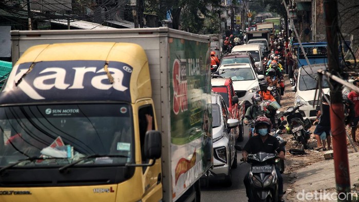 PPKM Darurat di Ibu Kota dinilai belum efektif. Mobilitas masyarakat masih tinggi ditandai dengan kemacetan yang terjadi dimana-mana.