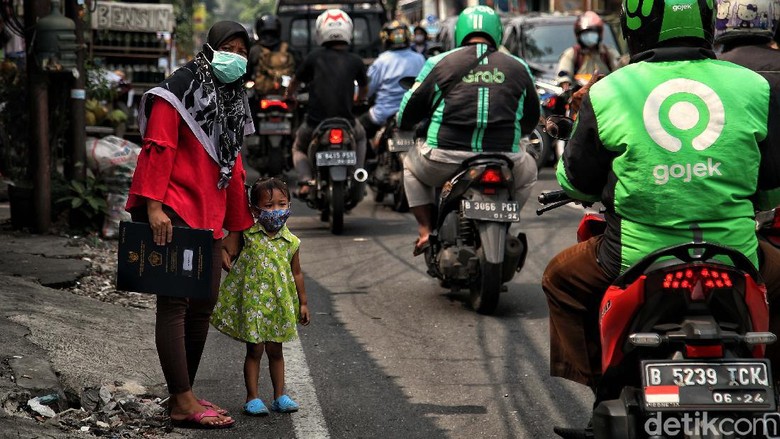 PPKM Darurat di Ibu Kota dinilai belum efektif. Mobilitas masyarakat masih tinggi ditandai dengan kemacetan yang terjadi dimana-mana.