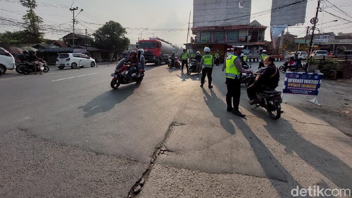 Jajaran Satlantas Polres Cimahi terus melakukan penyekatan mobilitas masyarakat di ruas Jalan Raya Padalarang, Kabupaten Bandung Barat.