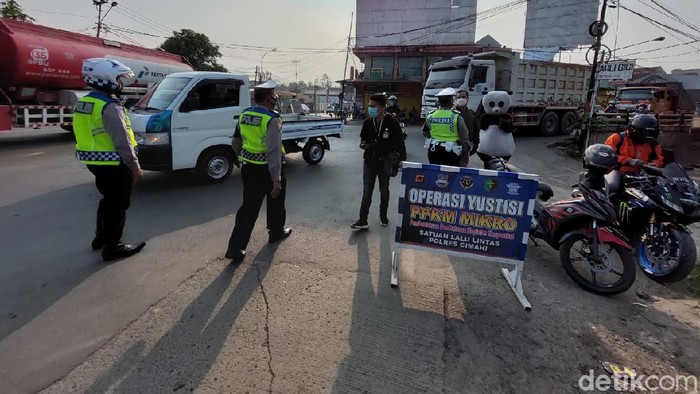 Jajaran Satlantas Polres Cimahi terus melakukan penyekatan mobilitas masyarakat di ruas Jalan Raya Padalarang, Kabupaten Bandung Barat.