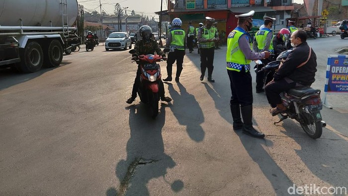 Jajaran Satlantas Polres Cimahi terus melakukan penyekatan mobilitas masyarakat di ruas Jalan Raya Padalarang, Kabupaten Bandung Barat.