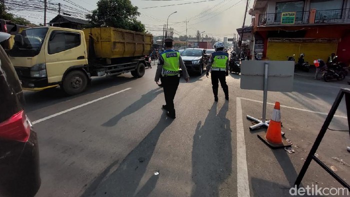Jajaran Satlantas Polres Cimahi terus melakukan penyekatan mobilitas masyarakat di ruas Jalan Raya Padalarang, Kabupaten Bandung Barat.
