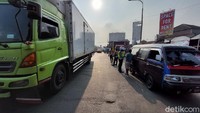 Pada penyekatan hari ketiga PPKM Darurat, Senin (5/7/2021), sejumlah pengendara terjaring operasi penyekatan terutama yang datang dari arah Cianjur dengan pelat nomor kendaraan luar Bandung Raya. 