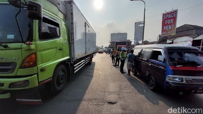 PPKM Darurat Sekat Kendaraan di GT Padalarang
