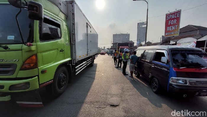 PPKM Darurat Sekat Kendaraan di GT Padalarang Jajaran Satlantas Polres Cimahi terus melakukan penyekatan mobilitas masyarakat di ruas Jalan Raya Padalarang, Kabupaten Bandung Barat.