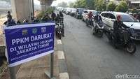 PPKM Darurat di Kawasan Kalimalang Jakarta Timur, hari pertama kerja terus dilakukan untuk menyekat arus kendraaan arah Bekasi menuju Jakarta.