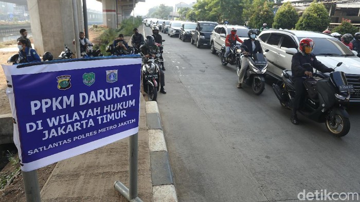Kendaraan baik roda dua maupun roda empat mengular panjang dan terjadi kemacetan parah, akibat penyekatan PPKM Darurat di Jalan Kalimalang Raya, perbatasan wilayah DKI Jakarta-Kota Bekasi, Senin (05/07/2021).