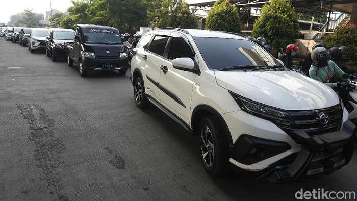 Kendaraan baik roda dua maupun roda empat mengular panjang dan terjadi kemacetan parah, akibat penyekatan PPKM Darurat di Jalan Kalimalang Raya, perbatasan wilayah DKI Jakarta-Kota Bekasi, Senin (05/07/2021).