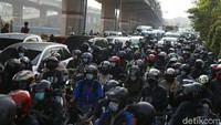 Mereka hanya bisa mengantre dan tak bisa melanjutkan perjalanan masuk ke arah Cawang, Jakarta.