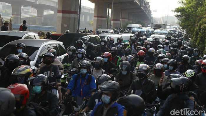 Kendaraan baik roda dua maupun roda empat mengular panjang dan terjadi kemacetan parah, akibat penyekatan PPKM Darurat di Jalan Kalimalang Raya, perbatasan wilayah DKI Jakarta-Kota Bekasi, Senin (05/07/2021).