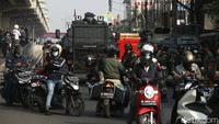 Kendaraan baik roda dua maupun roda empat mengular panjang dan terjadi kemacetan parah, akibat penyekatan PPKM Darurat di Jalan Kalimalang Raya, perbatasan wilayah DKI Jakarta-Kota Bekasi, Senin (05/07/2021).