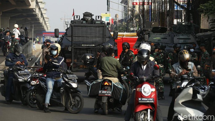 Kendaraan baik roda dua maupun roda empat mengular panjang dan terjadi kemacetan parah, akibat penyekatan PPKM Darurat di Jalan Kalimalang Raya, perbatasan wilayah DKI Jakarta-Kota Bekasi, Senin (05/07/2021).