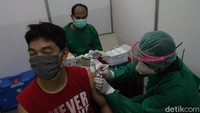 Tak hanya para jemaat, warga sekitar Kecamatan Andir, Bandung, jug aikut divaksinasi.