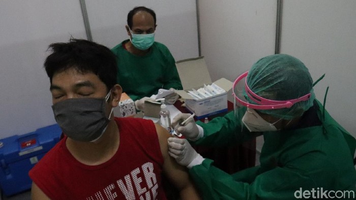 600 orang yang terdiri dari jemaat Vihara Tanda Bhakti dan warga sekitar Kecamatan Andir, Kota Bandung, Jawa Barat menjalani vaksinasi COVID-19.