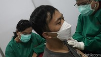 Di Kota Bandung sendiri sudah ada lebih dari 1.000 vaksinator. Percepatan terus dilakukan demi target.
