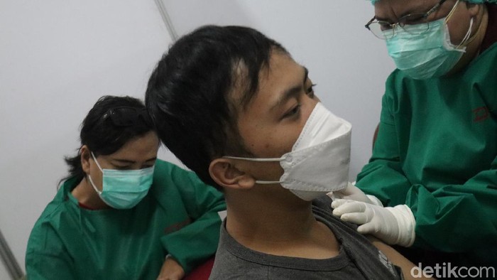 600 orang yang terdiri dari jemaat Vihara Tanda Bhakti dan warga sekitar Kecamatan Andir, Kota Bandung, Jawa Barat menjalani vaksinasi COVID-19.