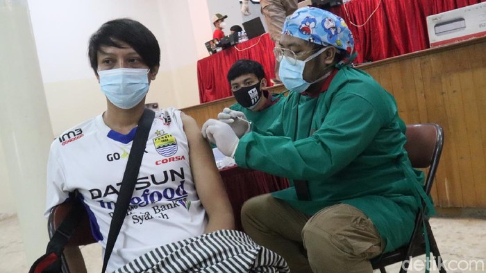 Ratusan Jemaat Vihara Tanda Bhakti Bandung Jalani Vaksinasi 600 orang yang terdiri dari jemaat Vihara Tanda Bhakti dan warga sekitar Kecamatan Andir, Kota Bandung, Jawa Barat menjalani vaksinasi COVID-19.