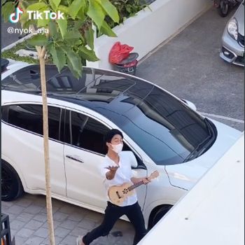 So Sweet! Pria Kirim Makanan untuk Kekasih pakai Drone Diiringi Lagu